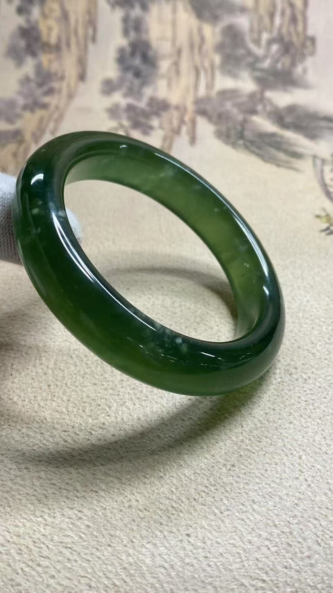 Gelang giok Xiuyan yang indah dengan warna hijau yang segar dan berkilau, ukuran: 55,1 mm, lebar tepi 13,4 mm. Batu alam ini terbentuk secara alami, sehingga pola dan warnanya bervariasi. Termasuk biaya pengiriman dan pajak.