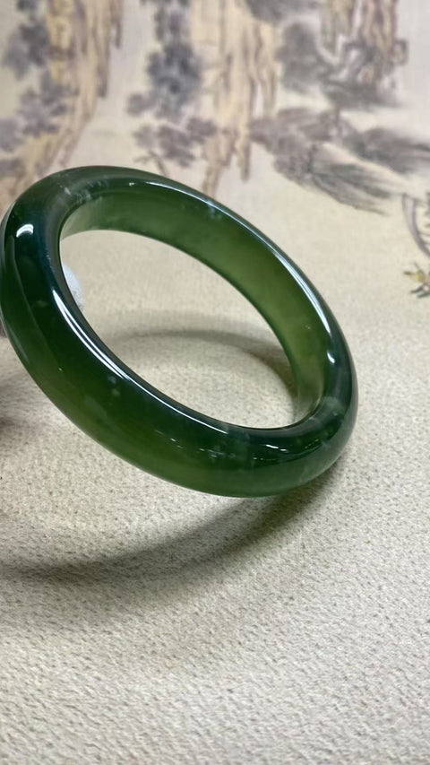 Gelang giok Xiuyan yang indah dengan warna hijau yang segar dan berkilau, ukuran: 55,1 mm, lebar tepi 13,4 mm. Batu alam ini terbentuk secara alami, sehingga pola dan warnanya bervariasi. Termasuk biaya pengiriman dan pajak.