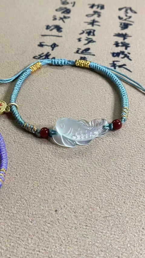 Gelang giok yang indah dengan aksesori yang elegan, membawa keberuntungan dan kemakmuran seumur hidup. Biaya pengiriman dan pajak sudah termasuk.