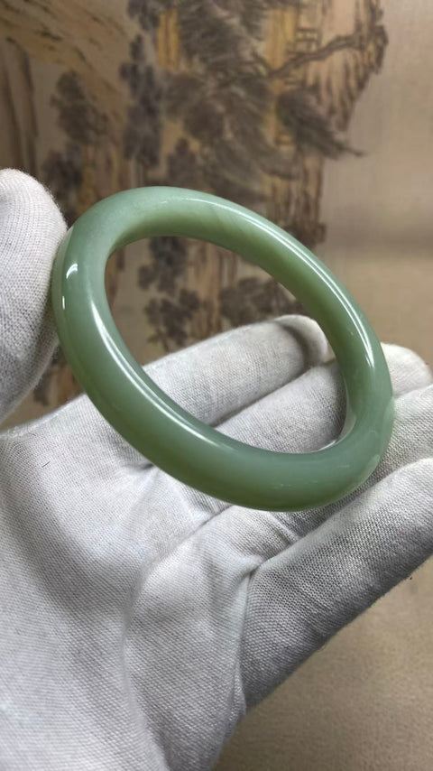 Gelang giok xiuyu yang indah, diameter 58,8 mm, lebar 11 mm. Batu alam terbentuk secara alami dengan pola yang acak. Gratis ongkir dan bea cukai