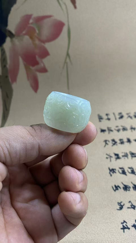 Cincin giok Hetian yang indah, dengan awan keberuntungan yang melindungi pemakainya, diameter: 20 mm, tinggi: 20,3 mm. Biaya pengiriman dan pajak sudah termasuk.