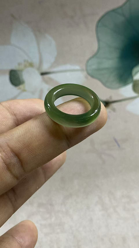 Cincin giok xiuyu berwarna hijau es yang indah, diameter 16 mm, termasuk ongkos kirim dan pajak.
