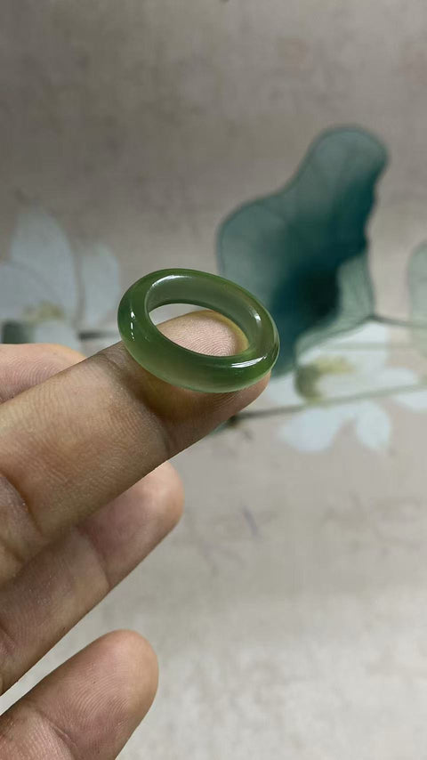 Cincin giok xiuyu berwarna hijau es yang indah, diameter 16 mm, termasuk ongkos kirim dan pajak.