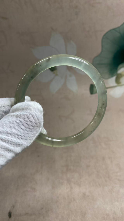 Batang kecantikan warna mengambang dasar es giok Xiuyan yang indah, diameter 57,3, ketebalan batang 8mm. Batu alam terbentuk secara alami, polanya acak. Pajak pengiriman sudah termasuk.
