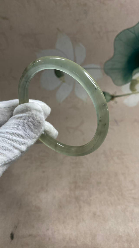 Batang kecantikan warna mengambang dasar es giok Xiuyan yang indah, diameter 57,3, ketebalan batang 8mm. Batu alam terbentuk secara alami, polanya acak. Pajak pengiriman sudah termasuk.