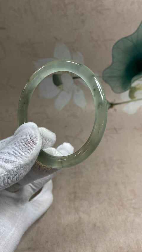 Batang kecantikan warna mengambang dasar es giok Xiuyan yang indah, diameter 57,3, ketebalan batang 8mm. Batu alam terbentuk secara alami, polanya acak. Pajak pengiriman sudah termasuk.