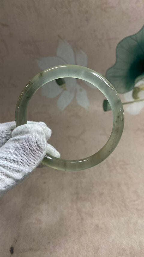 Batang kecantikan warna mengambang dasar es giok Xiuyan yang indah, diameter 57,3, ketebalan batang 8mm. Batu alam terbentuk secara alami, polanya acak. Pajak pengiriman sudah termasuk.