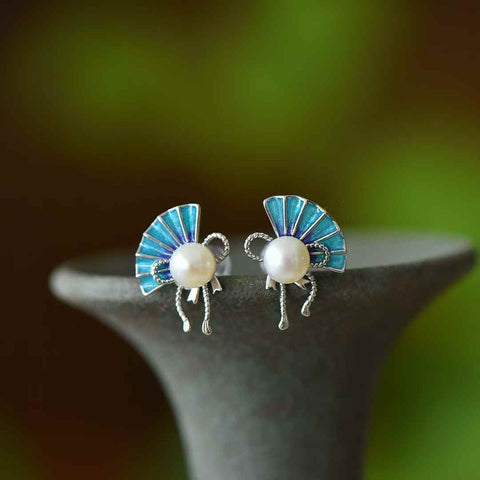 Anting perak polos berbentuk kipas bertahtakan mutiara giok Hetian 22151#925, dengan enamel pita, merupakan anting perak polos (perak) yang baru dan modis, halus, dan berkilau saat dikenakan. Spesifikasi mutiara: (6*6) termasuk ongkos kirim dan pajak.