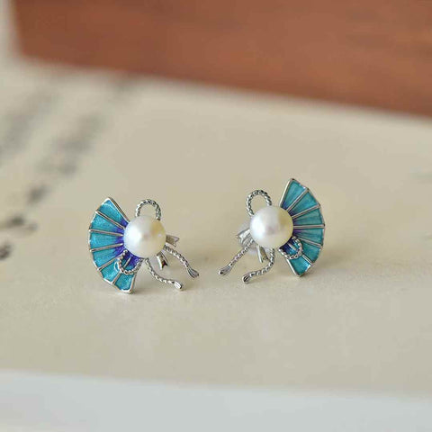 Anting perak polos berbentuk kipas bertahtakan mutiara giok Hetian 22151#925, dengan enamel pita, merupakan anting perak polos (perak) yang baru dan modis, halus, dan berkilau saat dikenakan. Spesifikasi mutiara: (6*6) termasuk ongkos kirim dan pajak.