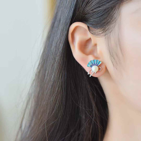 Anting perak polos berbentuk kipas bertahtakan mutiara giok Hetian 22151#925, dengan enamel pita, merupakan anting perak polos (perak) yang baru dan modis, halus, dan berkilau saat dikenakan. Spesifikasi mutiara: (6*6) termasuk ongkos kirim dan pajak.