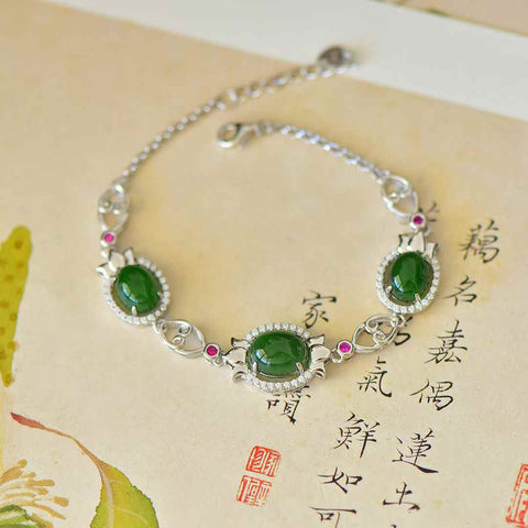Gelang perak sterling 925 bertatahkan Hetian Jasper (7*9) berbentuk telur nanas perak polos dengan zirkonium berwarna. Gayanya unik dan modis, gioknya hangat dan lembut. Spesifikasi giok: 8*10. Biaya kirim dan pajak sudah termasuk.