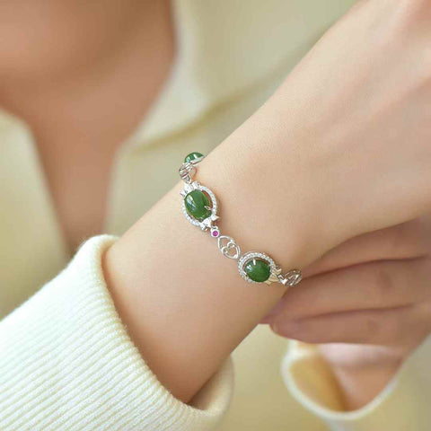 Gelang perak sterling 925 bertatahkan Hetian Jasper (7*9) berbentuk telur nanas perak polos dengan zirkonium berwarna. Gayanya unik dan modis, gioknya hangat dan lembut. Spesifikasi giok: 8*10. Biaya kirim dan pajak sudah termasuk.