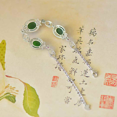 Gelang perak sterling 925 bertatahkan Hetian Jasper (7*9) berbentuk telur nanas perak polos dengan zirkonium berwarna. Gayanya unik dan modis, gioknya hangat dan lembut. Spesifikasi giok: 8*10. Biaya kirim dan pajak sudah termasuk.