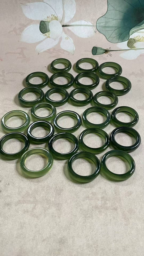 Cincin: Cincin giok Xiuyan hijau penuh yang indah, warna hijau, kepala air penuh, diameter dalam 15,8 ~ 21mm, termasuk pengiriman dan pajak