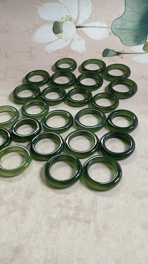 Cincin: Cincin giok Xiuyan hijau penuh yang indah, warna hijau, kepala air penuh, diameter dalam 15,8 ~ 21mm, termasuk pengiriman dan pajak