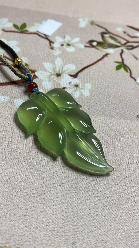 Liontin Jadeite: Rantai Sweater Liontin Giok Xiuyan yang Indah, Karir yang Sukses dan Sejahtera Spesifikasi: 62✖️35mm, termasuk ongkos kirim dan pajak