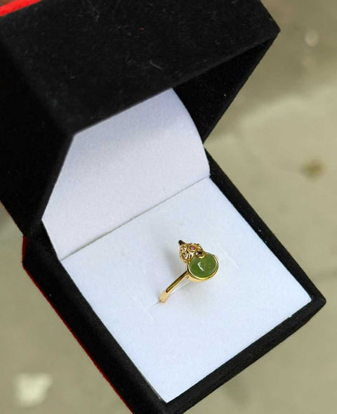 Cincin Labu Giok Hetian dengan Tatahan Perak 925. Ukuran perkiraan: 13 x 9 mm. Bergaya tradisional Tiongkok. Kualitas giok murni. Biaya kirim dan pajak sudah termasuk.
