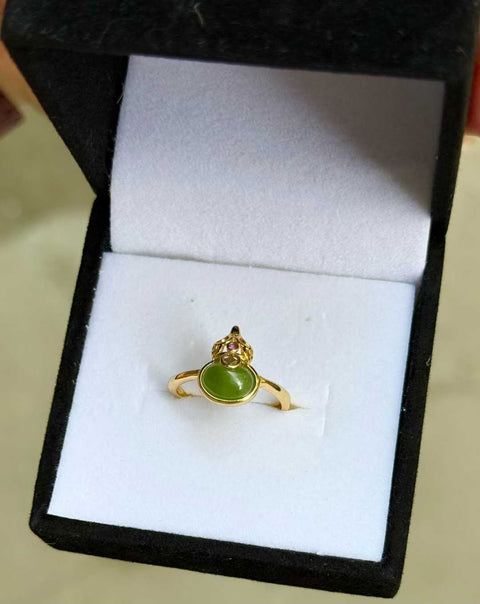 Cincin Labu Giok Hetian dengan Tatahan Perak 925. Ukuran perkiraan: 13 x 9 mm. Bergaya tradisional Tiongkok. Kualitas giok murni. Biaya kirim dan pajak sudah termasuk.