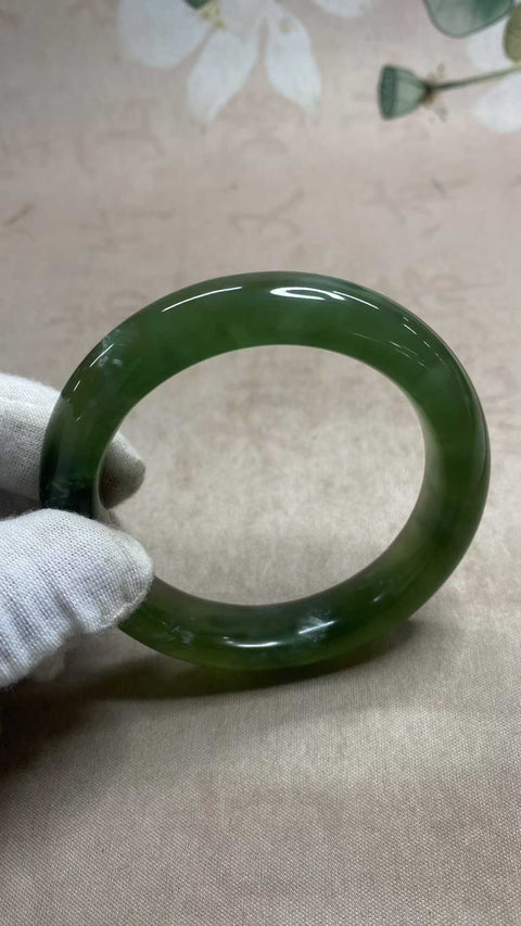 Gelang bunga emas bertabur hijau penuh giok Xiuyan yang indah, giok hijau mengambang, kekayaan seumur hidup Diameter dalam: 59,2mm, lebar batang 13,6mm, batu alam dihasilkan secara alami, polanya acak Pajak pengiriman termasuk