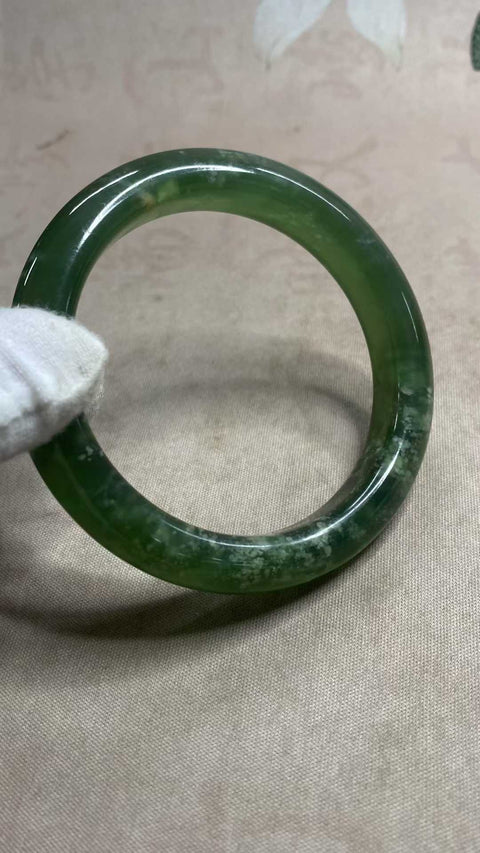 Gelang bunga emas bertabur hijau penuh giok Xiuyan yang indah, giok hijau mengambang, kekayaan seumur hidup Diameter dalam: 61,2mm, lebar batang 12,8mm, batu alam dihasilkan secara alami, polanya acak Pajak pengiriman termasuk