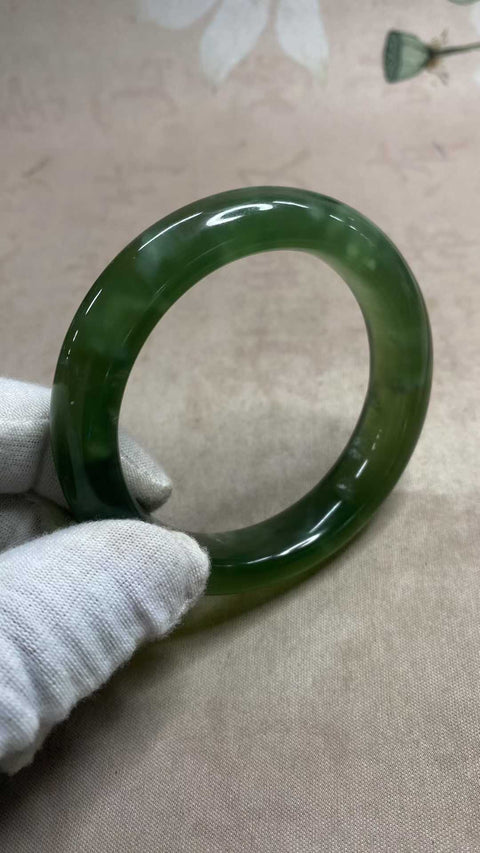 Gelang bunga emas bertabur hijau penuh giok Xiuyan yang indah, giok hijau mengambang, kekayaan seumur hidup Diameter dalam: 59,2mm, lebar batang 13,6mm, batu alam dihasilkan secara alami, polanya acak Pajak pengiriman termasuk