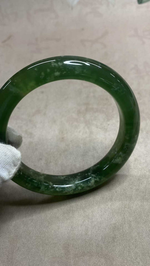 Gelang bunga emas bertabur hijau penuh giok Xiuyan yang indah, giok hijau mengambang, kekayaan seumur hidup Diameter dalam: 61,2mm, lebar batang 12,8mm, batu alam dihasilkan secara alami, polanya acak Pajak pengiriman termasuk