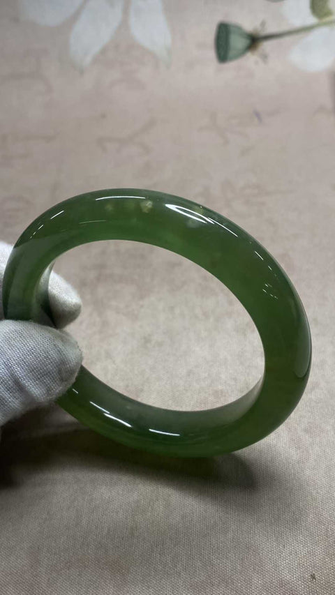 Gelang bunga emas bertabur hijau penuh giok Xiuyan yang indah, giok hijau mengambang, kekayaan seumur hidup Diameter dalam: 58,8mm, lebar batang 12,8mm, batu alam dihasilkan secara alami, polanya acak Pajak pengiriman termasuk