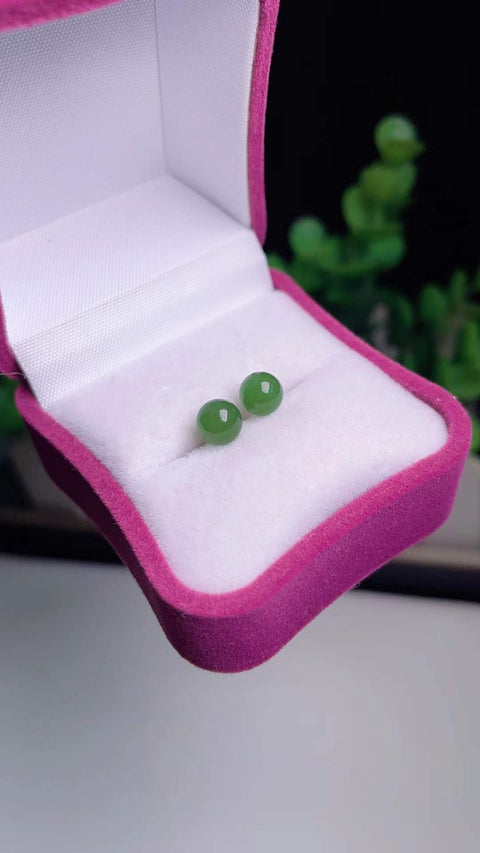 Anting jasper alami, bahan pit tua, dasar halus dan hangat, warna hijau zamrud, efek pemakaian yang indah, spesifikasi 0,6, termasuk pajak pengiriman