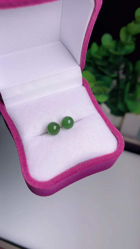 Anting jasper alami, bahan pit tua, dasar halus dan hangat, warna hijau zamrud, efek pemakaian yang indah, spesifikasi 0,6, termasuk pajak pengiriman