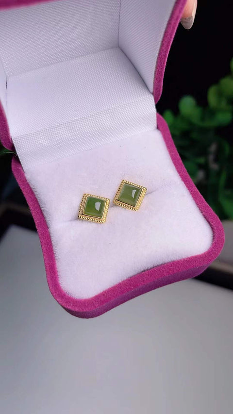 Anting jasper alami, bahan pit tua, dasar halus dan hangat, warna hijau zamrud, efek pemakaian yang indah, spesifikasi 5✖️5 termasuk pajak pengiriman