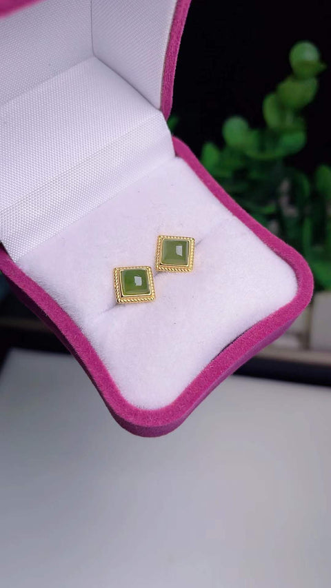 Anting jasper alami, bahan pit tua, dasar halus dan hangat, warna hijau zamrud, efek pemakaian yang indah, spesifikasi 5✖️5 termasuk pajak pengiriman