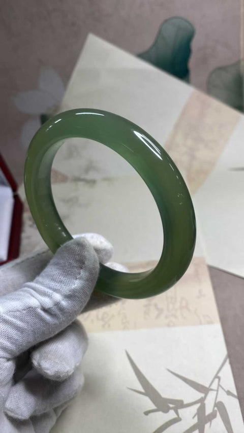Gelang giok Xiuyan bermulut besar yang indah, berwarna hijau dengan tekstur sedikit katun. Diameter dalam: 62,2 mm, lebar samping 12,8 mm. Batu alam terbentuk secara alami, dan polanya acak. Biaya kirim dan pajak sudah termasuk.