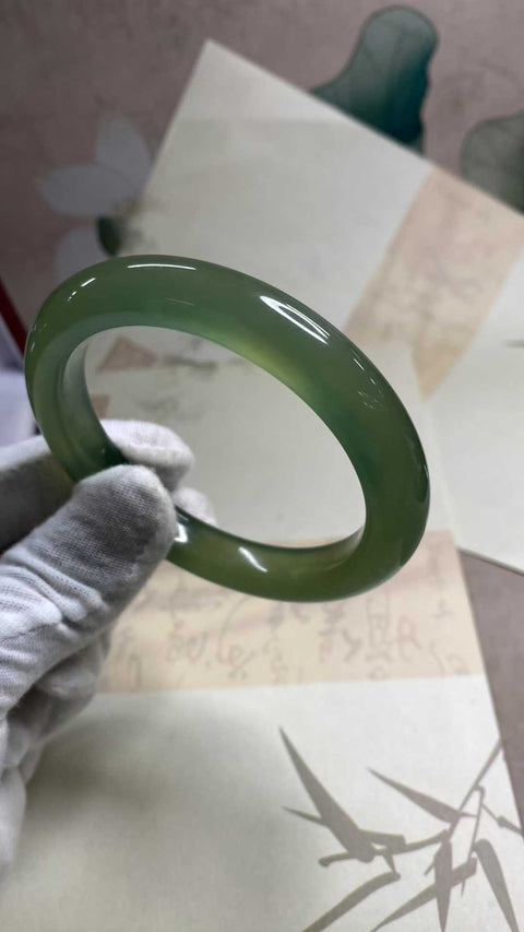Gelang giok Xiuyan bermulut besar yang indah, berwarna hijau dengan tekstur sedikit katun. Diameter dalam: 62,2 mm, lebar samping 12,8 mm. Batu alam terbentuk secara alami, dan polanya acak. Biaya kirim dan pajak sudah termasuk.