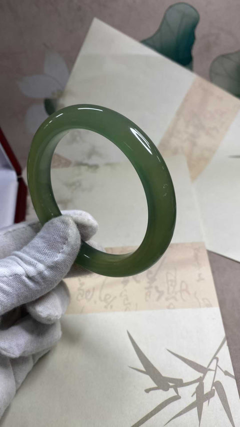 Gelang giok Xiuyan bermulut besar yang indah, berwarna hijau dengan tekstur sedikit katun. Diameter dalam: 62,2 mm, lebar samping 12,8 mm. Batu alam terbentuk secara alami, dan polanya acak. Biaya kirim dan pajak sudah termasuk.
