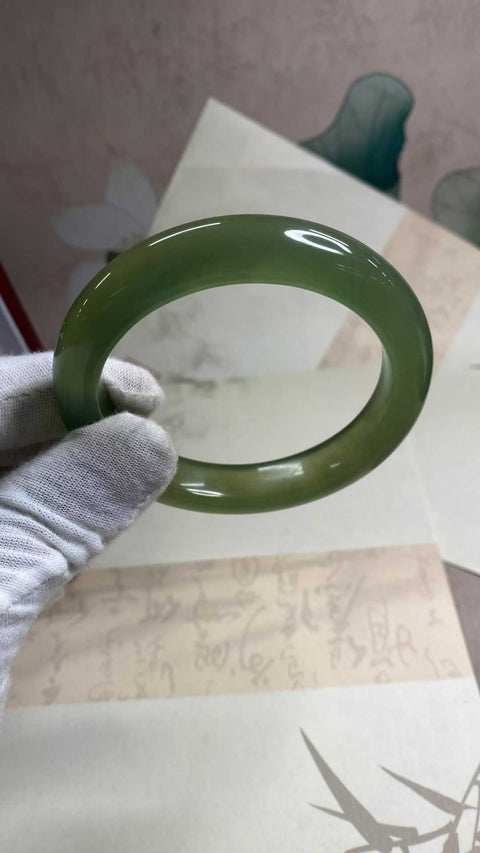 Gelang giok Xiuyan bermulut besar yang indah, berwarna hijau dengan tekstur sedikit katun. Diameter dalam: 61,8 mm, lebar samping: 13,1 mm. Batu alam terbentuk secara alami, dan polanya acak. Biaya pengiriman dan pajak sudah termasuk.
