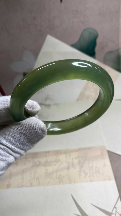 Gelang giok Xiuyan bermulut besar yang indah, berwarna hijau dengan tekstur sedikit katun. Diameter dalam: 61,8 mm, lebar samping: 13,1 mm. Batu alam terbentuk secara alami, dan polanya acak. Biaya pengiriman dan pajak sudah termasuk.