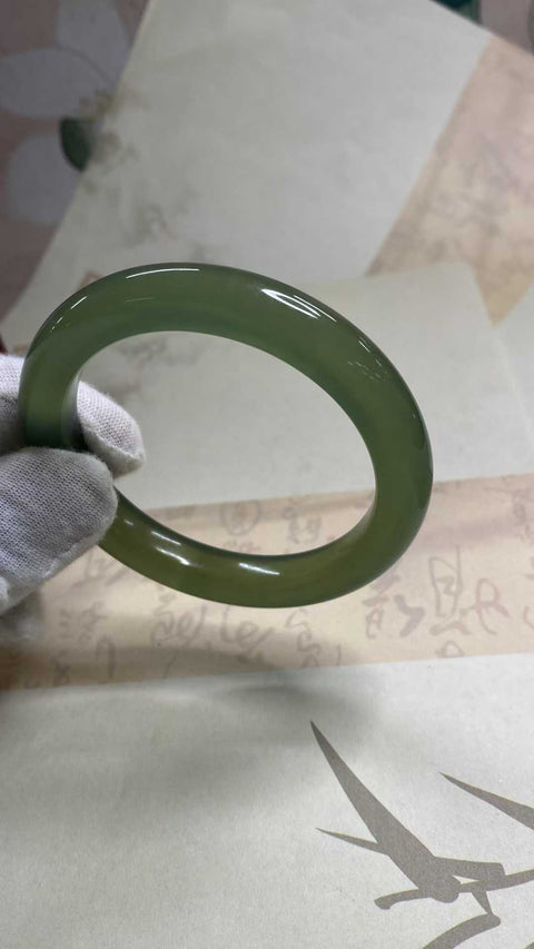 Gelang giok Xiuyan yang indah, warna hijau, struktur mikro-katun, diameter dalam: 55.1mm, lebar samping 10.2mm, batu alam dihasilkan secara alami, polanya acak, termasuk pajak pengiriman
