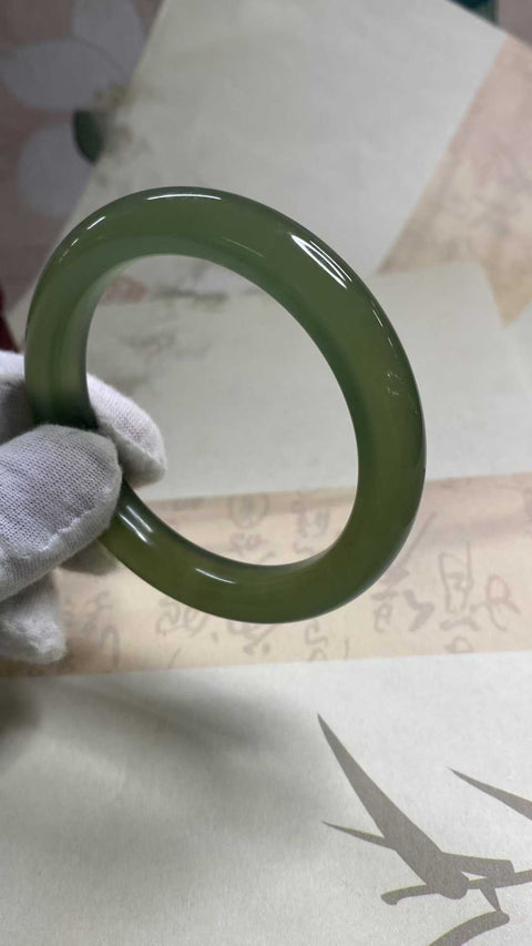 Gelang giok Xiuyan yang indah, warna hijau, struktur mikro-katun, diameter dalam: 55.1mm, lebar samping 10.2mm, batu alam dihasilkan secara alami, polanya acak, termasuk pajak pengiriman