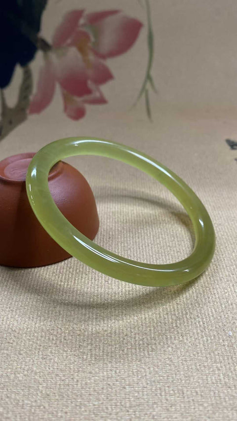 Es kuning giok Xiuyan yang indah, batang kecantikan es, diameter dalam: 58,2mm, batu alam dihasilkan secara alami, polanya acak, termasuk pajak pengiriman
