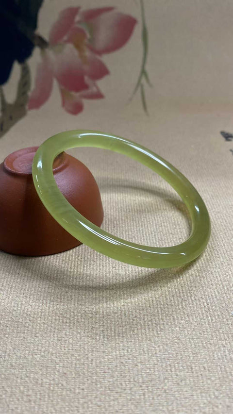 Es kuning giok Xiuyan yang indah, batang kecantikan es, diameter dalam: 58,2mm, batu alam dihasilkan secara alami, polanya acak, termasuk pajak pengiriman