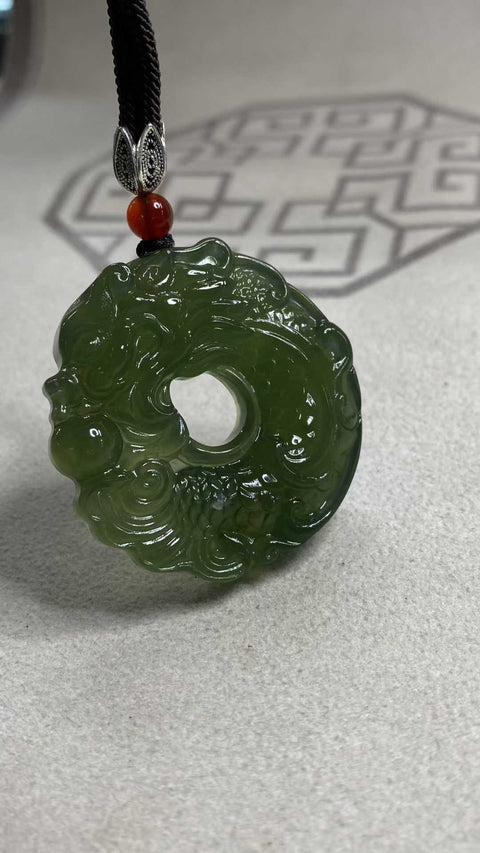 Liontin giok Xiuyan alami yang indah, melambung menuju kesuksesan, ikan berubah menjadi naga, gesper perdamaian, cocok untuk dikenakan semua orang, spesifikasi: 45✖️43.7mm, termasuk biaya pengiriman dan pajak