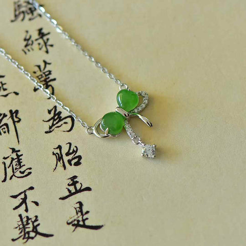 Baru datang! Kalung liontin pita hias berbentuk hati 10868#925 bertatahkan perak Hetian Jasper (5*5), giok (perak) yang halus dan hangat. Gayanya unik dan segar, elegan, dan memanjakan mata. Biaya kirim dan pajak sudah termasuk.