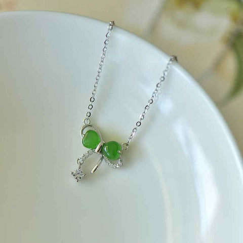 Baru datang! Kalung liontin pita hias berbentuk hati 10868#925 bertatahkan perak Hetian Jasper (5*5), giok (perak) yang halus dan hangat. Gayanya unik dan segar, elegan, dan memanjakan mata. Biaya kirim dan pajak sudah termasuk.