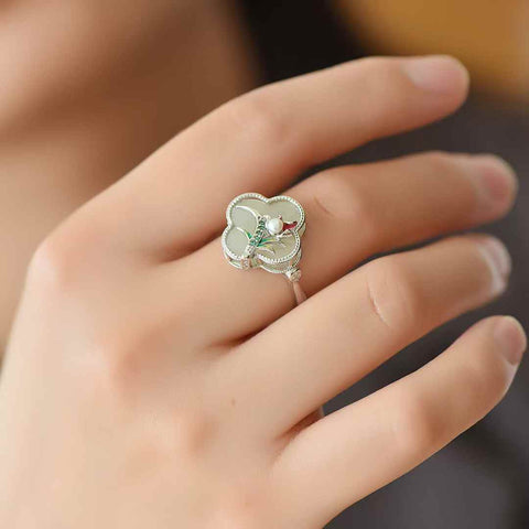 Cincin enamel anggrek semanggi empat daun giok Hetian bertatahkan perak 1532#925. Gaya yang unik dan baru. Gioknya hangat dan halus. Efek pemakaiannya memikat. Biaya kirim dan pajak sudah termasuk.