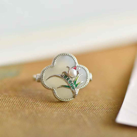 Cincin enamel anggrek semanggi empat daun giok Hetian bertatahkan perak 1532#925. Gaya yang unik dan baru. Gioknya hangat dan halus. Efek pemakaiannya memikat. Biaya kirim dan pajak sudah termasuk.