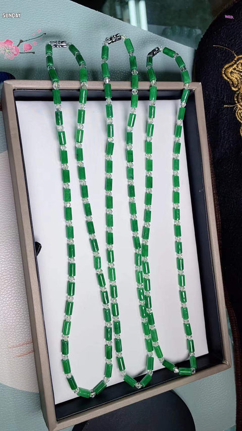 Kalung hijau kering Jadeite, warna cerah, indah dan modis, super memutihkan, spesifikasi 0.9✖️0.6 termasuk pajak pengiriman