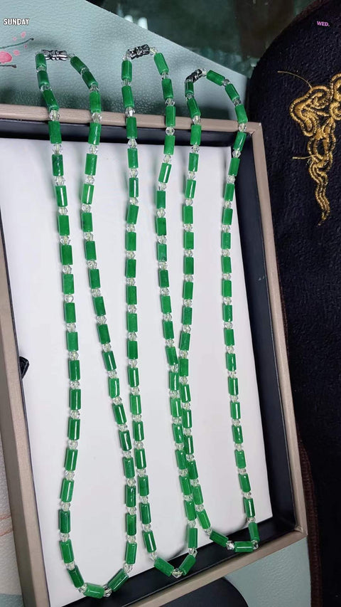 Kalung hijau kering Jadeite, warna cerah, indah dan modis, super memutihkan, spesifikasi 0.9✖️0.6 termasuk pajak pengiriman