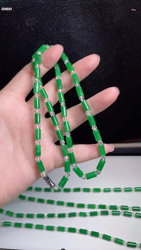 Kalung hijau kering Jadeite, warna cerah, indah dan modis, super memutihkan, spesifikasi 0.9✖️0.6 termasuk pajak pengiriman