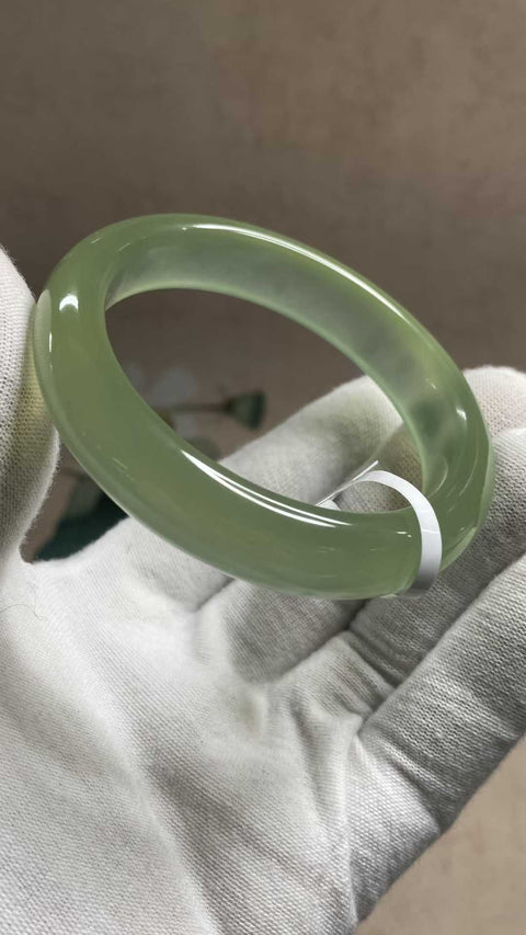 Gelang giok Xiuyan yang indah, diameter dalam: 55,3 mm, lebar samping: 12,8 mm. Batu alam terbentuk secara alami, dan polanya acak. Biaya pengiriman dan pajak sudah termasuk.