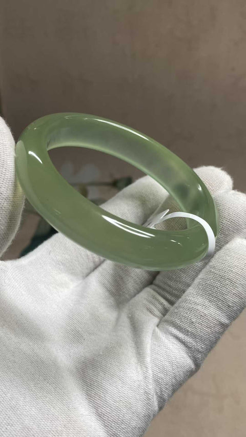 Gelang giok Xiuyan yang indah, diameter dalam: 55,3 mm, lebar samping: 12,8 mm. Batu alam terbentuk secara alami, dan polanya acak. Biaya pengiriman dan pajak sudah termasuk.